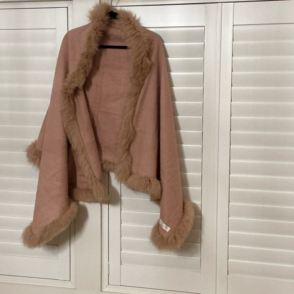 Elegant Women's Cape with Faux Fur Trim